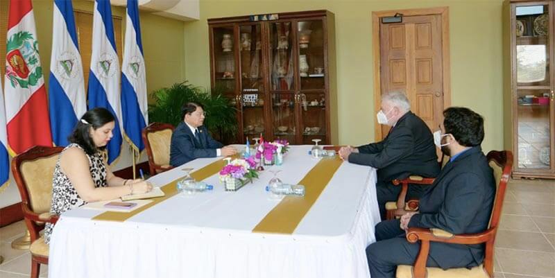 embajador-de-peru-en-nicaragua-entrega-copias-de-estilo